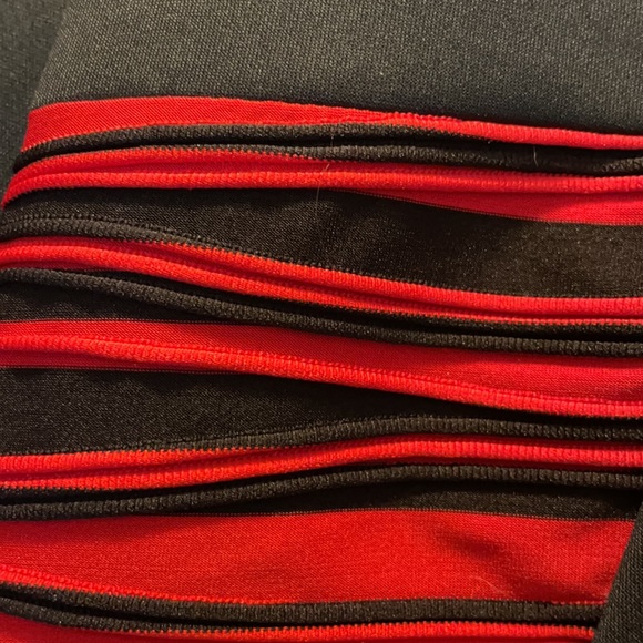 Black and red fitted cocktail dress - Picture 4 of 7